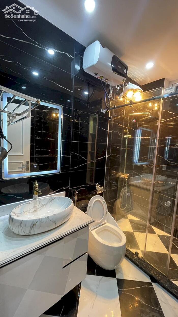 Hình ảnh Cho thuê nhà mặt ngõ Văn Cao, DT: 58m2, 4 p.ngủ. 5