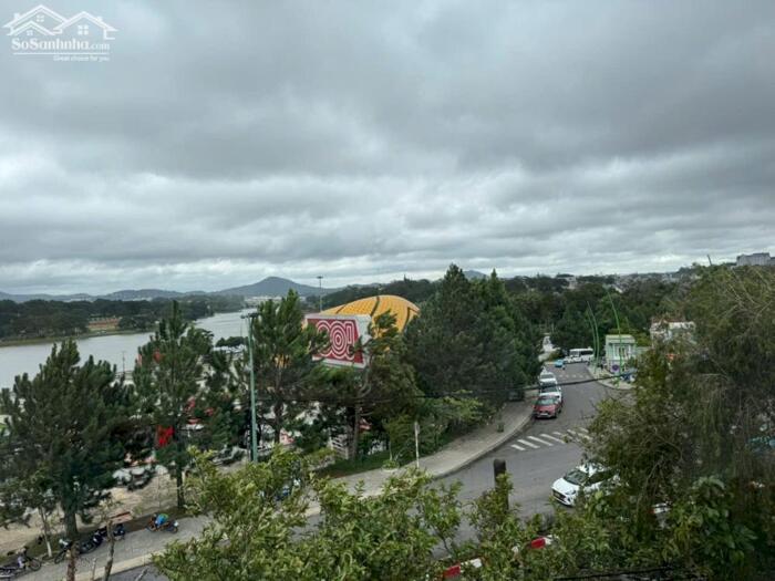 Hình ảnh BÁN NHÀ 3 MẶT TIỀN – VIEW HỒ XUÂN HƯƠNG – ĐƯỜNG HỒ TÙNG MẬU, P. XUÂN HƯƠNG, ĐÀ LẠT ️ Vị trí trung tâm – View hồ cực hiếm – Sổ xây dựng, pháp lý chuẩn! 3