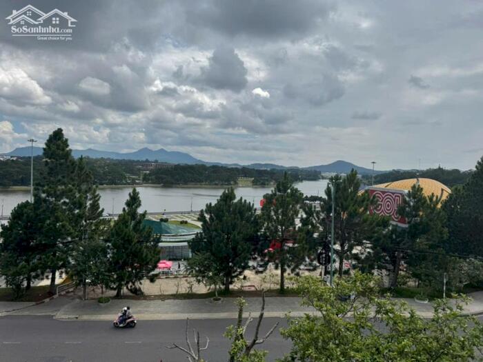 Hình ảnh BÁN NHÀ 3 MẶT TIỀN – VIEW HỒ XUÂN HƯƠNG – ĐƯỜNG HỒ TÙNG MẬU, P. XUÂN HƯƠNG, ĐÀ LẠT ️ Vị trí trung tâm – View hồ cực hiếm – Sổ xây dựng, pháp lý chuẩn! 1
