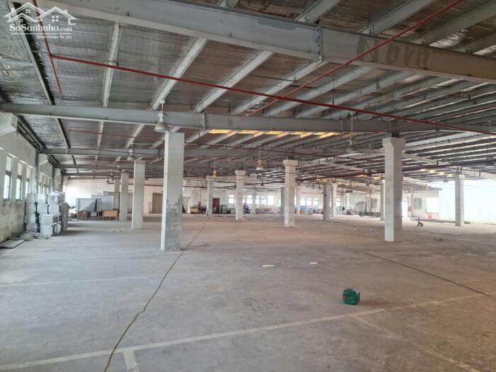 Hình ảnh Cho thuê 2700m2 ở Nguyễn Văn Linh. Thuê mọi mô hình. Trần 6m 3