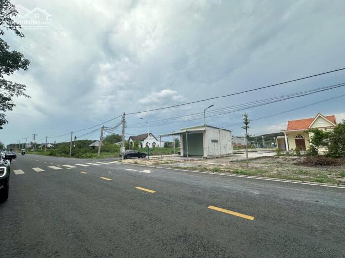 Hình ảnh Sang gấp 2002m2 đất ở thị xã ngay KCN dân cư đông, tiện xây ở. Giá 150 triệu, sổ riêng 2