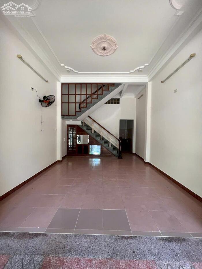 Hình ảnh Cho thuê nhà 3 tầng MT Núi Thành, Hòa Cường- Hải Châu 0