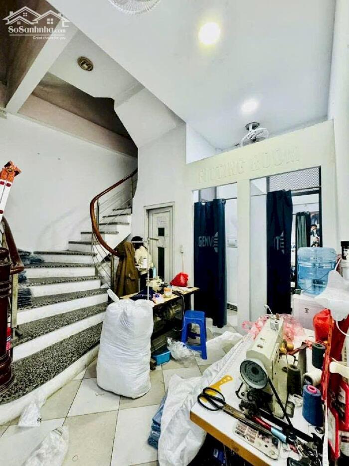 Hình ảnh Bán nhà Mặt Phố Lạc Long Quân gần 300m2, MT 8.5m 2