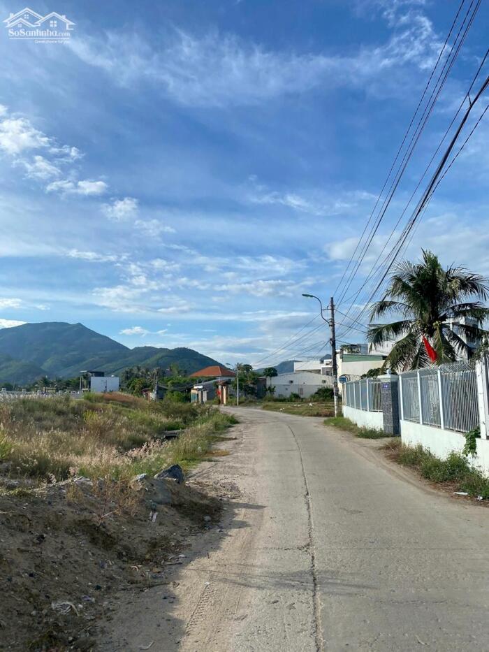 Hình ảnh Bán 1 lô duy nhất hẻm Liên Hoa - Vĩnh Ngọc nay thuộc Phường Tây Nha Trang. Cách Bờ Kè Sông Cái Chỉ 100m . Cách Ủy Ban Phường , Chợ , Trạm Y Tế 800m 0
