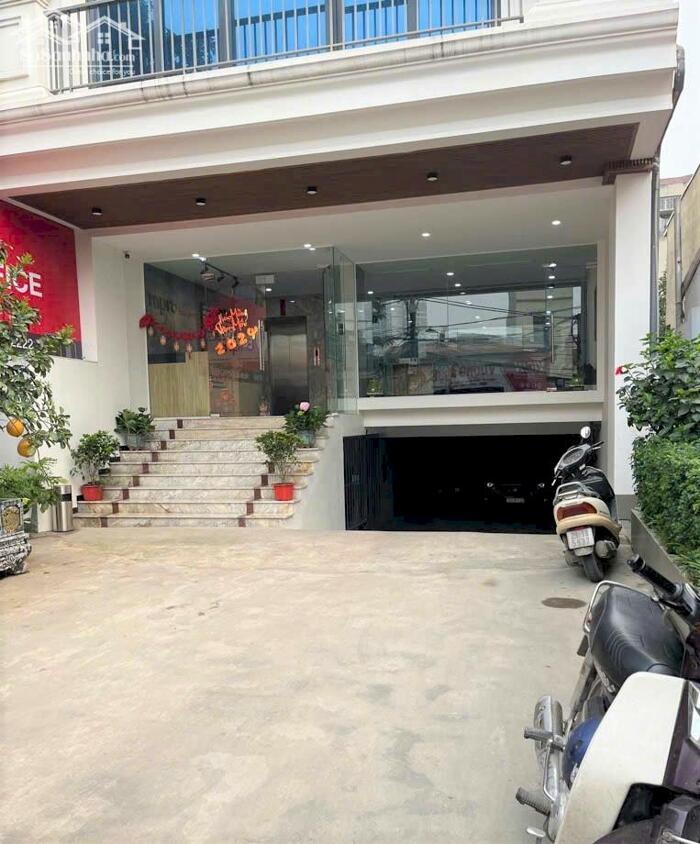 Hình ảnh Bán Toà Building 10 tầng 200m2 Mặt đường Đại Cồ Việt 0