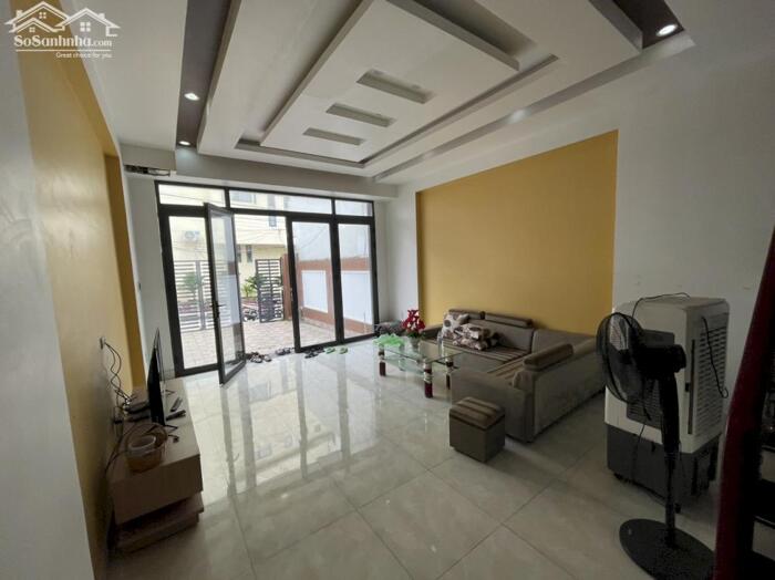 Hình ảnh Cho thuê nguyên căn sân cổng Văn Cao, DT: 110m2, 4 p,ngủ. 0