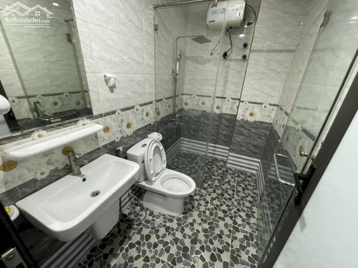 Hình ảnh Cho thuê nguyên căn sân cổng Văn Cao, DT: 110m2, 4 p,ngủ. 3