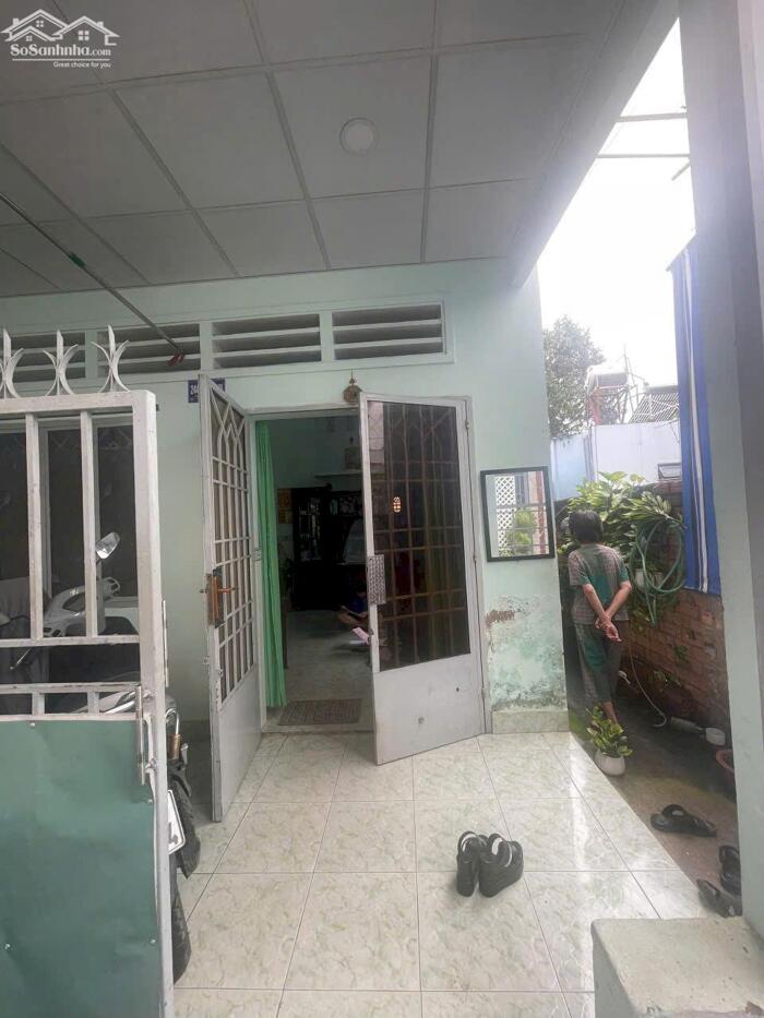 Hình ảnh Nhà xây chắc chắn, đường pê tông sạch sẽ . 1