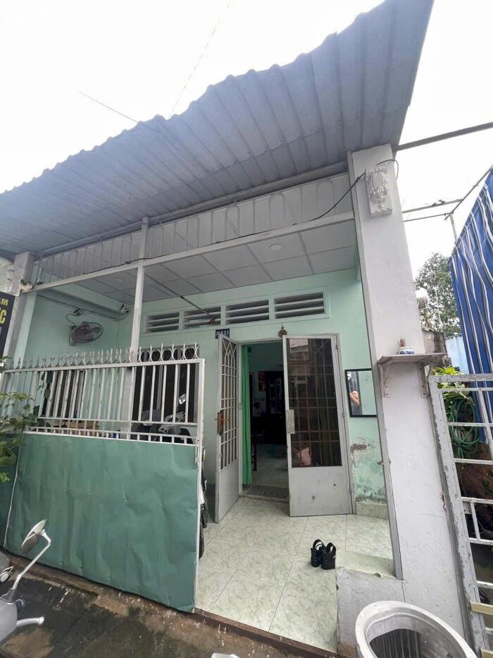 Hình ảnh Nhà xây chắc chắn, đường pê tông sạch sẽ . 3