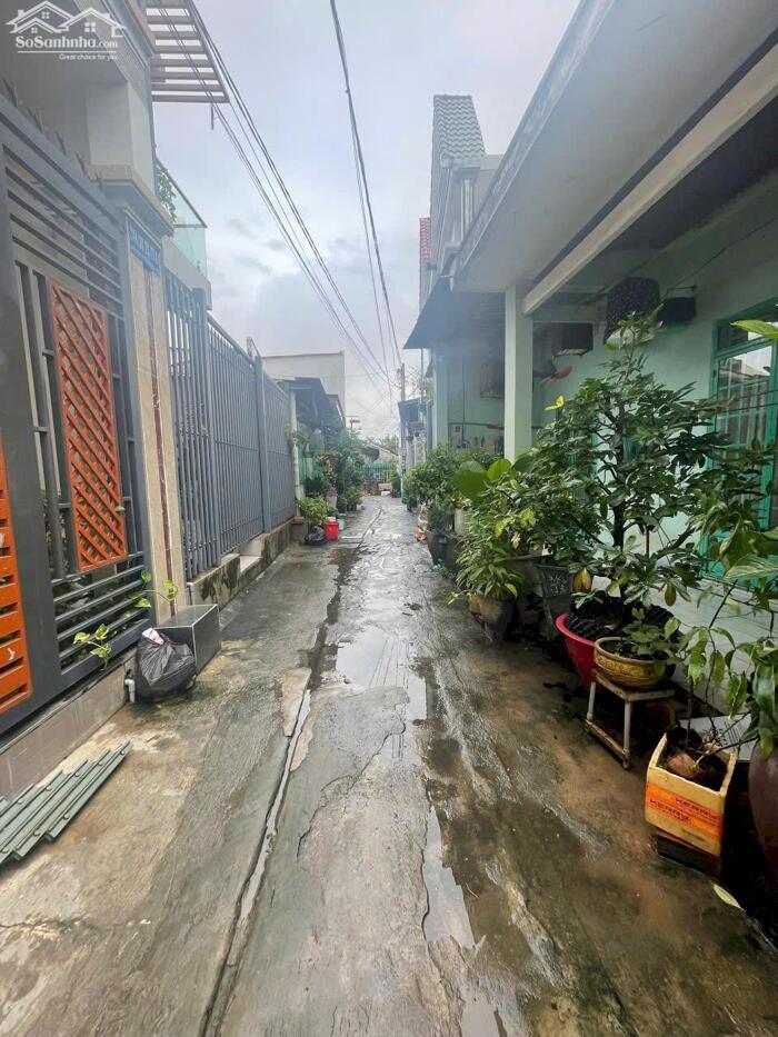 Hình ảnh Nhà xây chắc chắn, đường pê tông sạch sẽ . 2