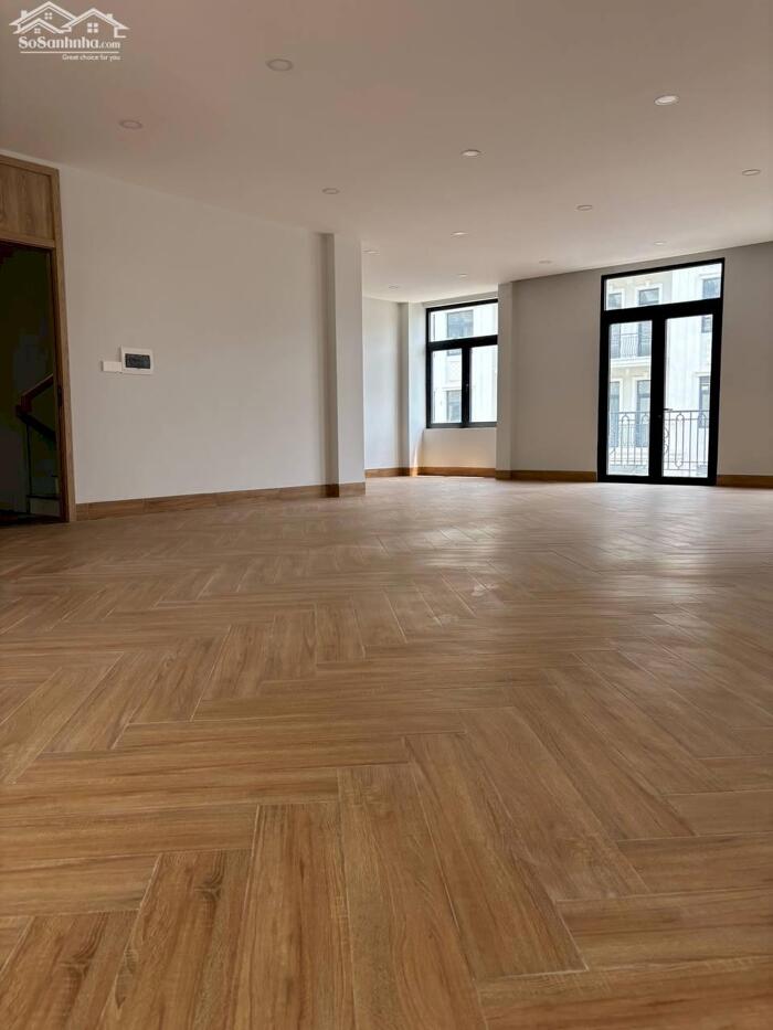 Hình ảnh CHO THUÊ TẦNG VĂN PHÒNG RỘNG 70M2 GIÁ CHỈ 6TR, SÀN GỖ, 2 MÁY LẠNH, WC TẠI VINHOMES QUẬN 9 2