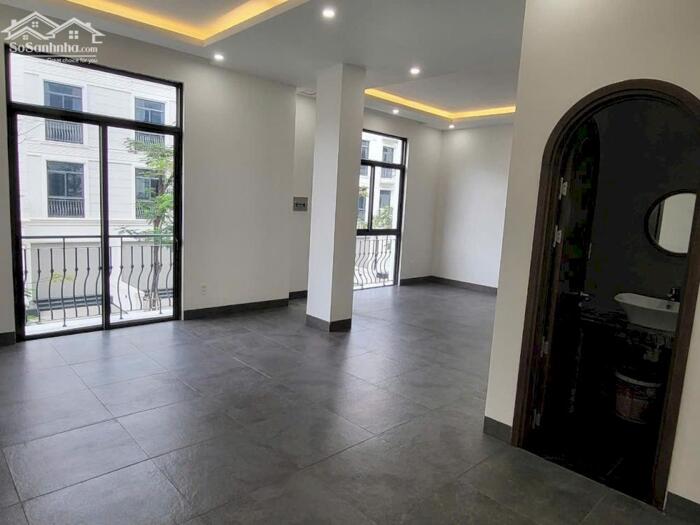 Hình ảnh CHO THUÊ NHÀ PHỐ VIN QUẬN 9 CÓ THANG MÁY, MÁY LẠNH 5 TẦNG NHÀ HOÀN THIỆN ĐẸP 3