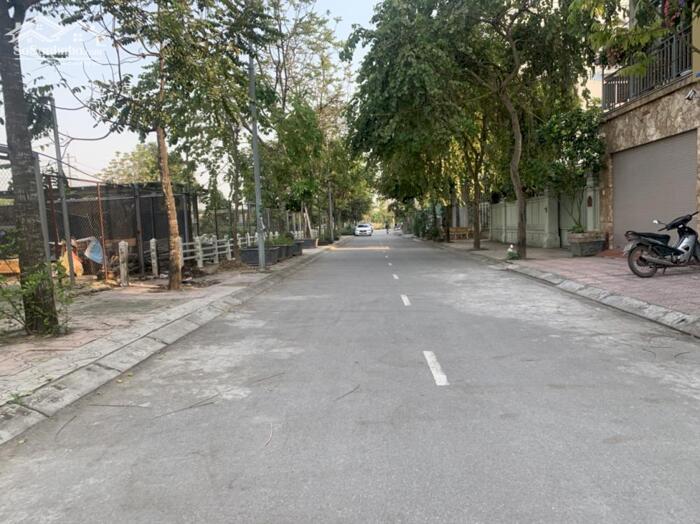 Hình ảnh Bán lô đất TĐC Trâu Quỳ Gia Lâm gần hồ điều hòa, hướng Đông Nam mát mẻ, giá đầu tư 1