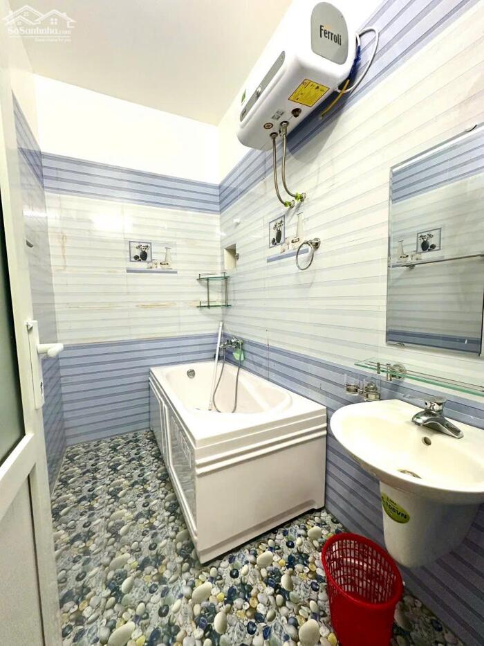 Hình ảnh Cho thuê nhà khu phân lô Văn Cao, DT: 70m2, 4 p.ngủ. 6