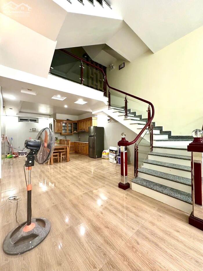 Hình ảnh Cho thuê nhà khu phân lô Văn Cao, DT: 70m2, 4 p.ngủ. 2