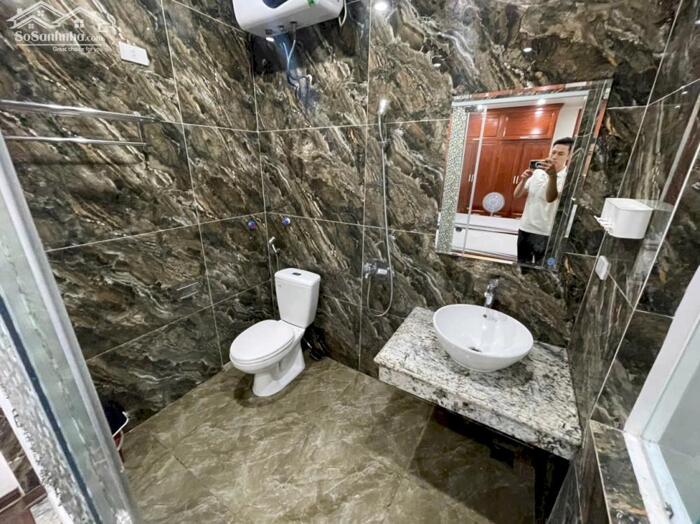 Hình ảnh Cho thuê tòa nhà mặt phố Văn Cao, DT: 90m2, 8 ngủ khép kín. 6