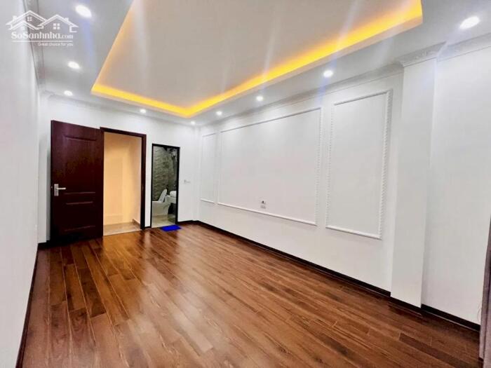 Hình ảnh Bán nhà mới phân lô phố Giảng Võ, 30m2, Gần Chợ Thành Công, Ngõ rộng thoáng, Chỉ 7,98 Tỷ, Sổ Đỏ CC 3