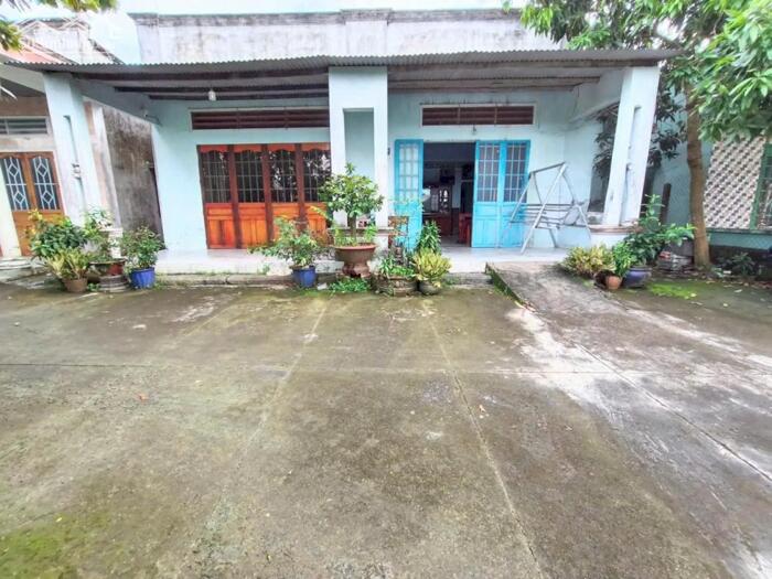 Hình ảnh Hiện Trạng trên đất có 3 căn nhà, 2 căn nhà cấp 4 và 1 căn nhà lầu ,Diện tích : 1700m2 Full Hồng 1