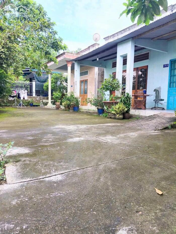 Hình ảnh Hiện Trạng trên đất có 3 căn nhà, 2 căn nhà cấp 4 và 1 căn nhà lầu ,Diện tích : 1700m2 Full Hồng 0