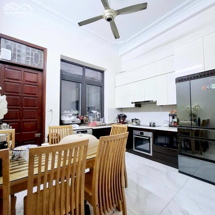 Hình ảnh Bán gấp nhà Âu Cơ 95m2 nhà ba tầng ngõ thông các ngả 16 tỷ 0