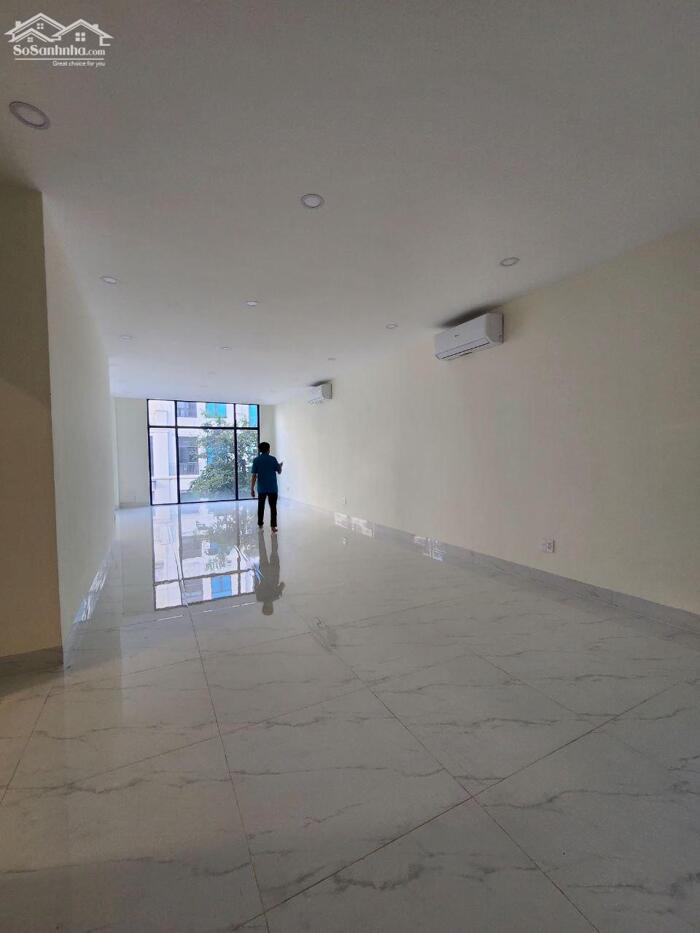 Hình ảnh cho thuê tầng trệt + tầng 1 nhà phố 126m2 sẵn máy lạnh, gần công viên 3