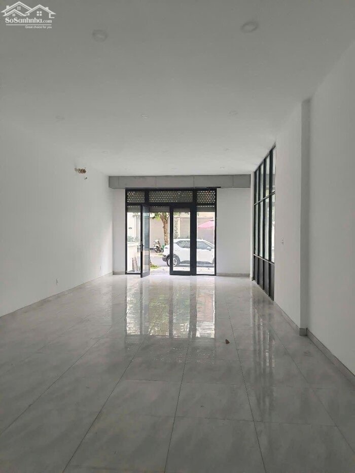 Hình ảnh CHO THUÊ TẦNG TRỆT NHÀ PHỐ 126m2, LỐI ĐI RIÊNG, MÁY LẠNH, MÁY CHE ĐẦY ĐỦ TẠI VINHOMES GRAND PARK 7