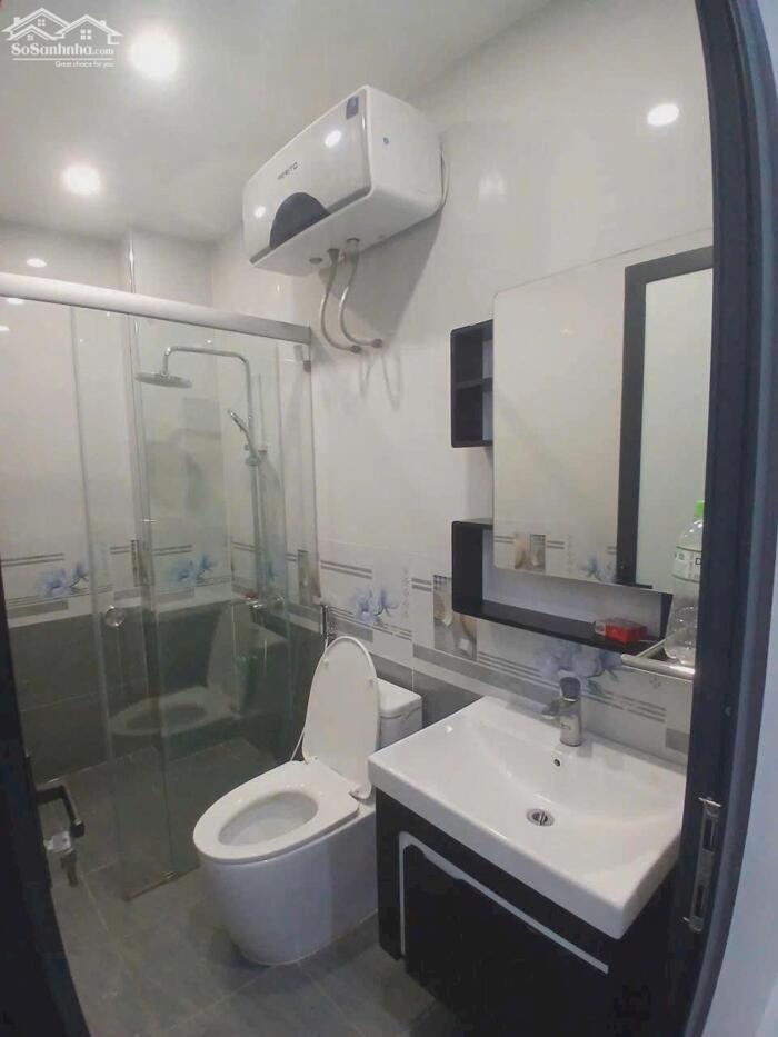 Hình ảnh Cho thuê nhà 4 ngủ khép kín Văn Cao (80m2), có thang máy. 1