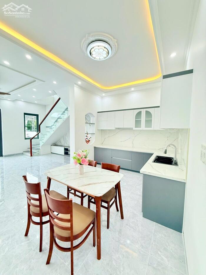 Hình ảnh Cần bán nhà phường Bắc Nha trang mái thái cổ điển mới hoàn thiện 4