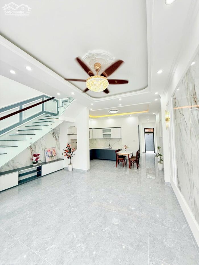 Hình ảnh Cần bán nhà phường Bắc Nha trang mái thái cổ điển mới hoàn thiện 1