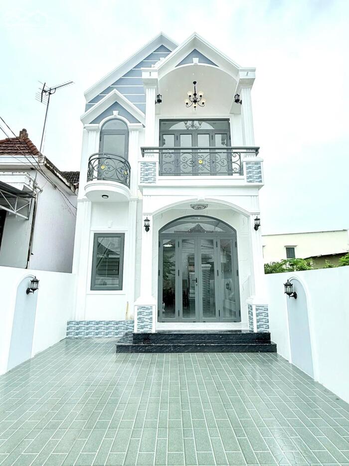 Hình ảnh Cần bán nhà phường Bắc Nha trang mái thái cổ điển mới hoàn thiện 0