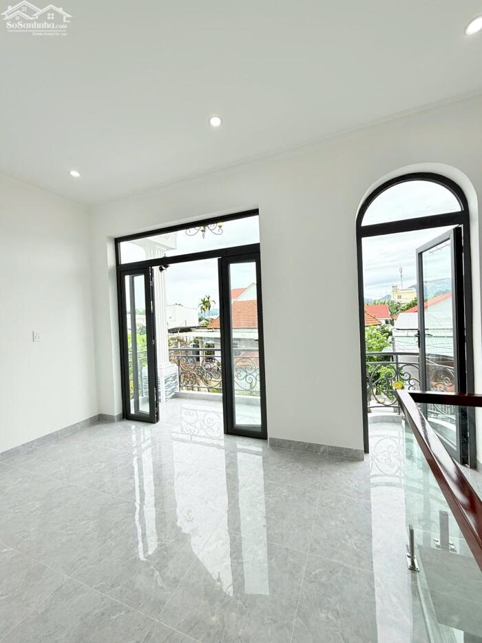 Hình ảnh Cần bán nhà phường Bắc Nha trang mái thái cổ điển mới hoàn thiện 7