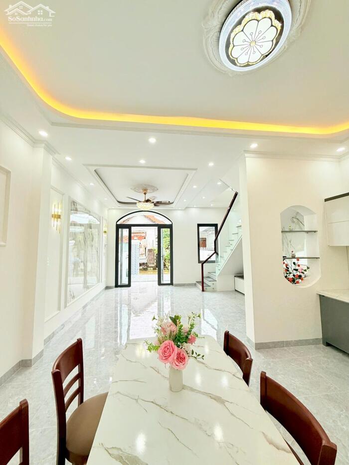 Hình ảnh Cần bán nhà phường Bắc Nha trang mái thái cổ điển mới hoàn thiện 5