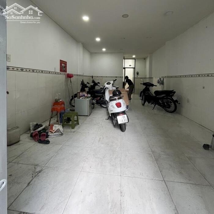 Hình ảnh CHDV 12 Phòng gần trường ĐH kinh tế UEH 5 tầng BTCT Xe hơi đậu trước nhà, 2