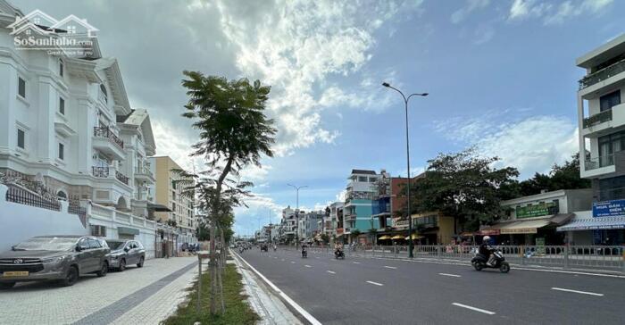 Hình ảnh Bán Biệt thự 3 lầu mái Thái ngang 11m 275m2 có hầm T.máy Dương Quảng Hàm tặng NT 46.8 tỷ. 0