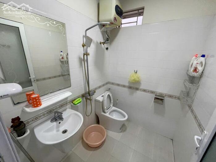 Hình ảnh Cho thuê nhà mặt phố Văn Cao, 4 ngủ khép kín, DT: 70m2. 1