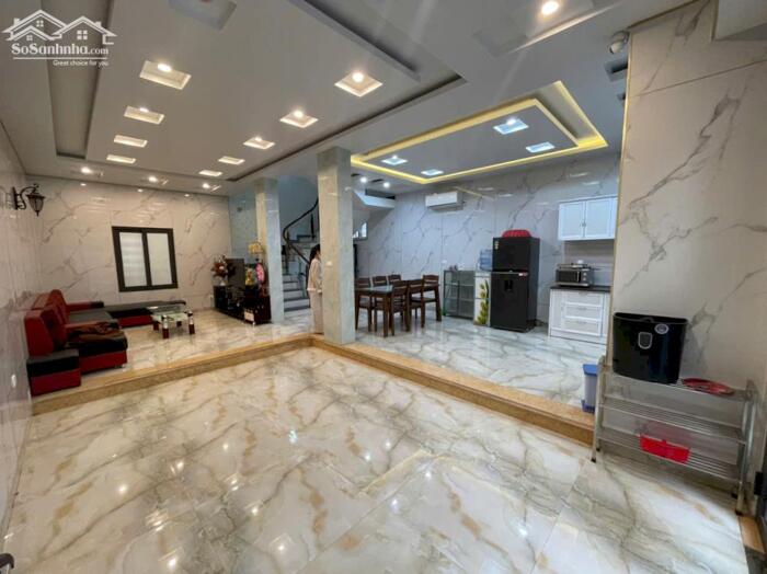 Hình ảnh Cho thuê nhà mặt phố Văn Cao, 4 ngủ khép kín, DT: 70m2. 2