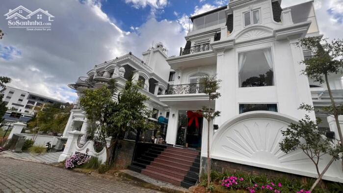 Hình ảnh Biệt Thự Sân Vườn Cách Hồ Xuân Hương 500m, Đường 9m -DT : 378m - 3 Tầng- 20pn giá chỉ 35 tỷ! 0