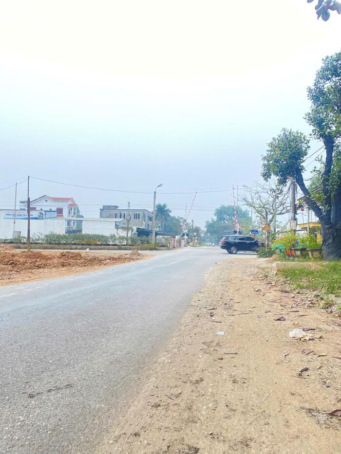 Hình ảnh SỐC! BÁN ĐẤT TRUNG TÂM TẶNG NHÀ CẤP 4 đường Nguyễn Thị Minh Khai, Vĩnh Yên. 2