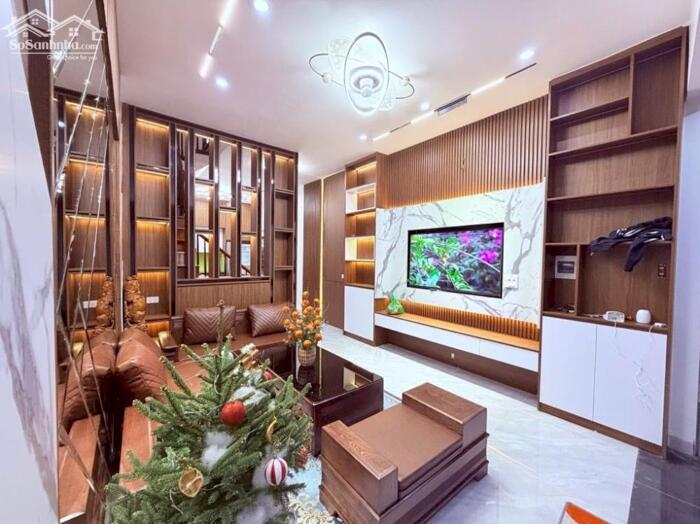 Hình ảnh Bán nhà phố Hoàng Cầu_ô tô đỗ cửa 24/7_sổ đỏ két_36m2_giá chào 15,3 tỷ 1