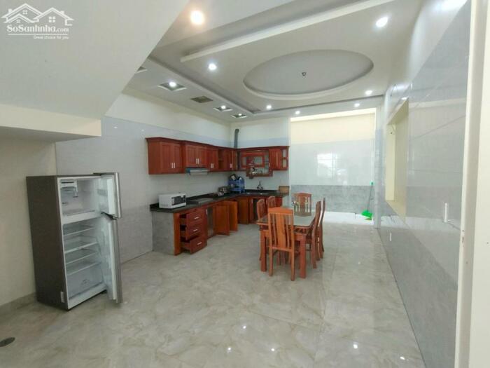 Hình ảnh Cho thuê nhà sân cổng riêng Văn Cao, DT: 110m2, 4 p.ngủ. 1