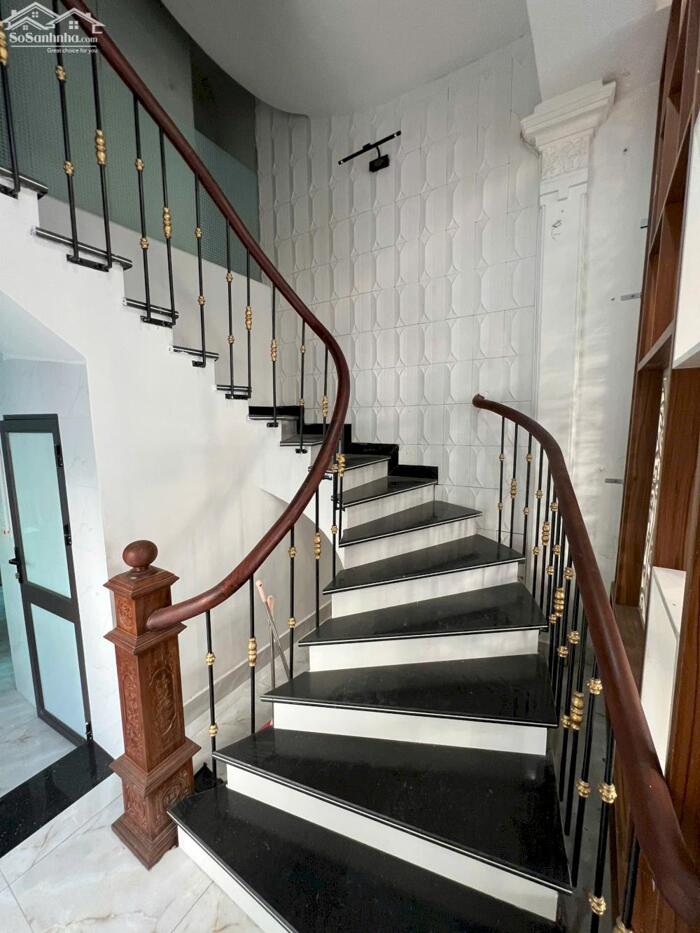 Hình ảnh Cho thuê nguyên căn lô góc Văn Cao, 4 p.ngủ (55m2). 3