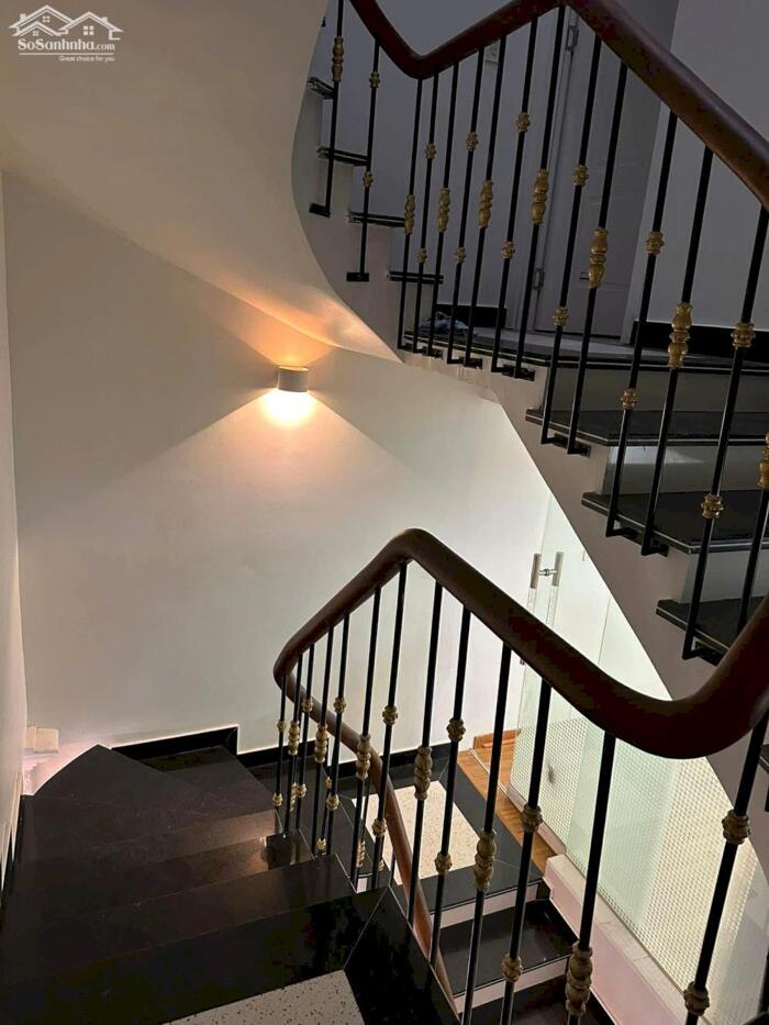 Hình ảnh Cho thuê nguyên căn lô góc Văn Cao, 4 p.ngủ (55m2). 2