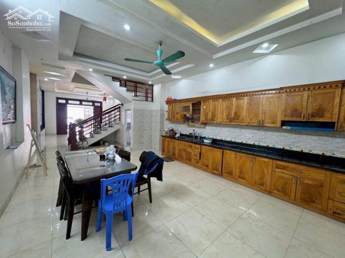 Hình ảnh BÁN NHÀ 3 TẦNG MẶT ĐƯỜNG TẠ QUANG BỬU, ĐỒNG TÂM, VĨNH YÊN. 4 ngủ, 3 vệ sinh 1