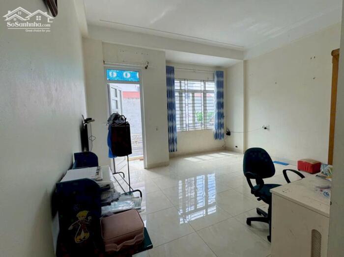 Hình ảnh BÁN NHÀ 3 TẦNG MẶT ĐƯỜNG TẠ QUANG BỬU, ĐỒNG TÂM, VĨNH YÊN. 4 ngủ, 3 vệ sinh 0