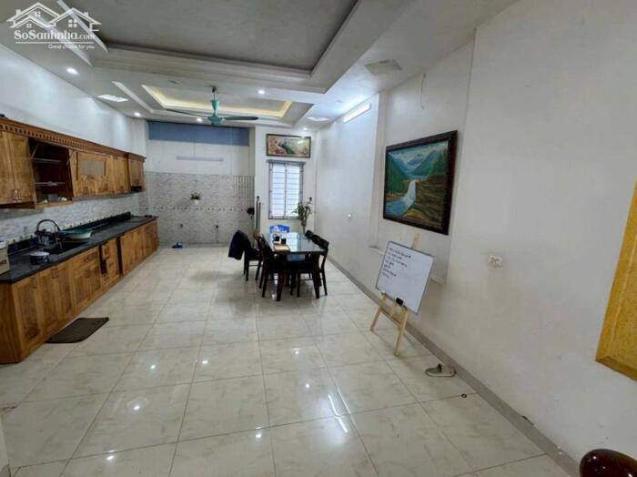 Hình ảnh BÁN NHÀ 3 TẦNG MẶT ĐƯỜNG TẠ QUANG BỬU, ĐỒNG TÂM, VĨNH YÊN. 4 ngủ, 3 vệ sinh 2