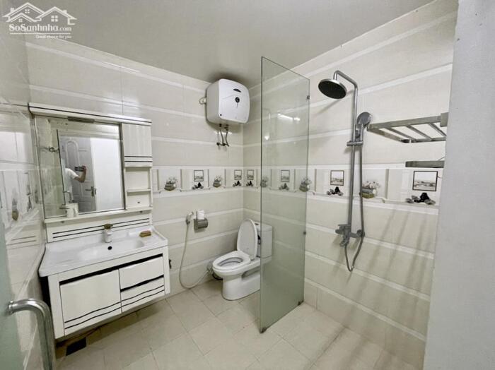 Hình ảnh Cho thuê nhà mặt phố Văn Cao, DT: 83m2, 4 p.ngủ khép kín. 1