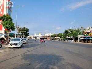 Bán Nền Đẹp Đường Nguyễn Thái Học Golden kế góc đèn đỏ giao Nguyễn Hoàng, Long Xuyên, An Giang