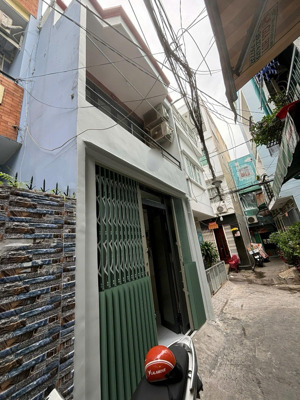 nhà đang sơn sửa (3.5x12m 2 lầu 4pn 2wc), 308/6a nguyễn tri phương q10