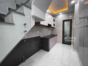cho thuê nguyên căn mặt tiền hẻm 6m vĩnh khánh chỉ 8 triệu, 1 pk, 1 bếp, 2 phòng ngủ, 2 toilet.