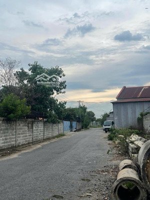 bán kho bãi tp bà rịa gần siêu thị go chợ bà rịa, khu dân cư đông đúc tdt 2500m2 50m mặt tiền nhựa